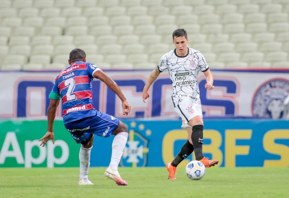 Mateus Vital durante jogo entre Corinthians e Fortaleza, no Castelão, pelo Campeonato Brasileiro