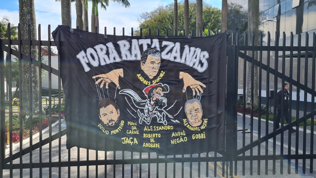 A faixa fora ratazanas onde  reivindicam a sada de nomes conhecidos do clube