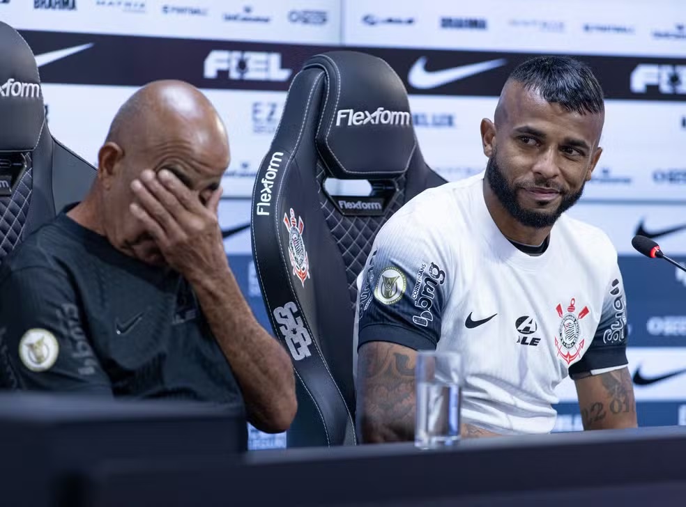 Alex Santana  apresentado no Corinthians ao lado do pai  Foto: Rodrigo Coca/Agncia Corinthians