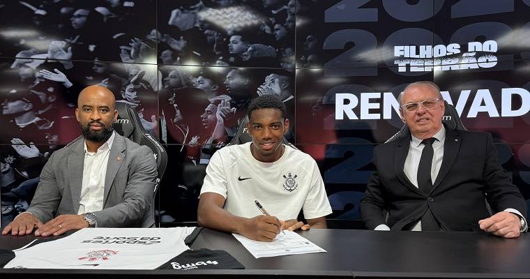 Andr Luiz, do Corinthians, posa com o executivo de futebol Fabinho Soldado e o presidente Osmar Stabile em renovao de contrato  Foto: Fernando Bueno/Agncia Corinthians