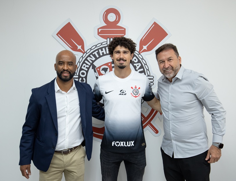 Andr Ramalho entre  Fabinho Soldado e Presidente Augusto Melo, jogador assinou at 12/2026 Foto: Rodrigo Coca/Ag. Corinthians 