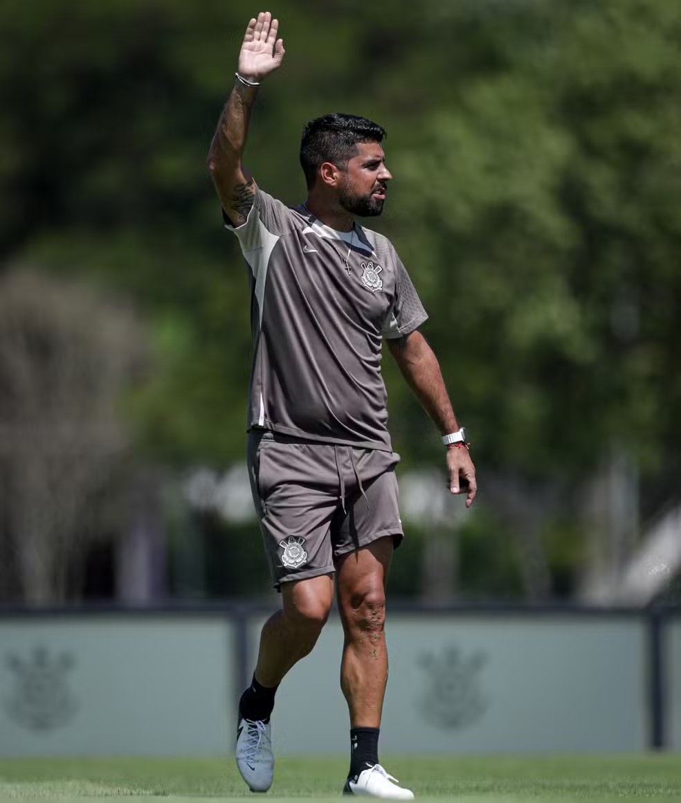 Antnio Oliveira comanda treino do Corinthians  Foto: Rodrigo Coca / Ag.Corinthians