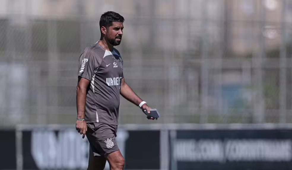 Antnio Oliveira comanda treino do Corinthians  Foto: Rodrigo Coca / Ag.Corinthians