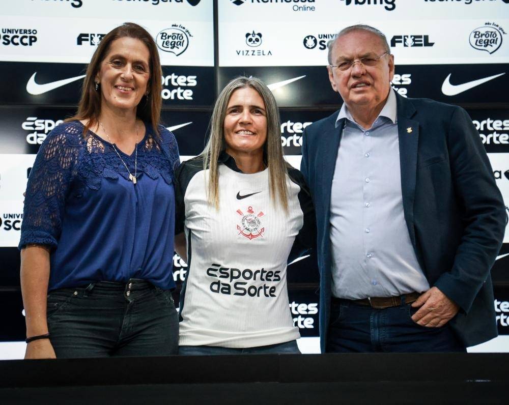 Apresenta��o da treinadora Emely Lima juntamente com a diretora de futebol feminino e o presidente Osmar Stabile Foto: Rodrigo Gazzanel/Ag�ncia Corinthians