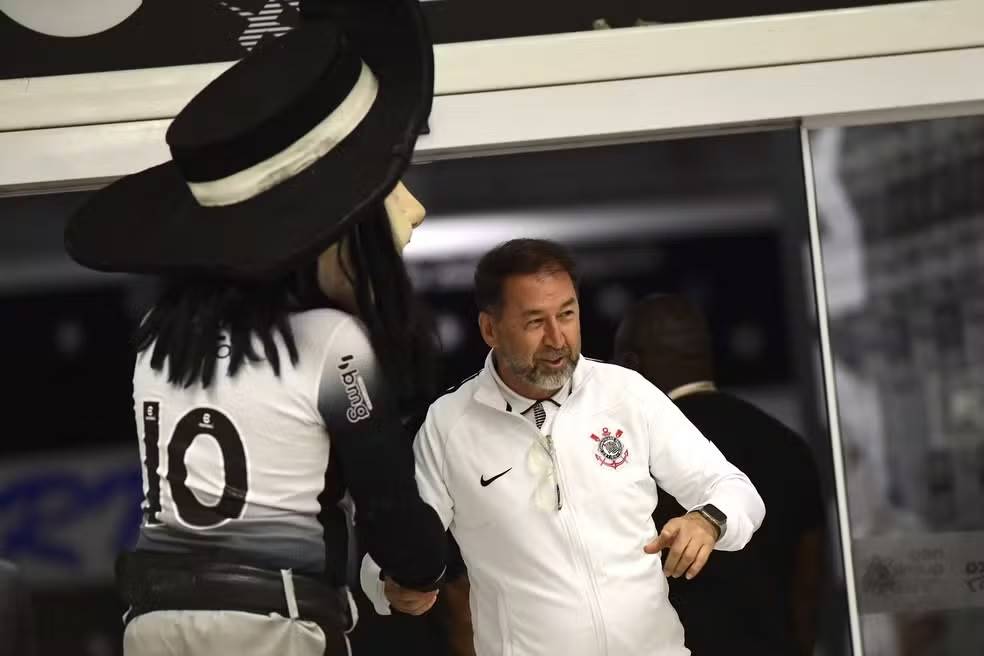 Augusto Melo, presidente do Corinthians, chega para o duelo contra o Bahia  Foto: Marcos Ribolli