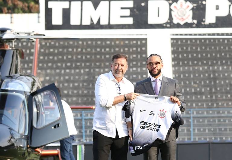Augusto Melo presidente a poca e Memphis  Depay chegando ao Corinthians Foto: rodrigo Coa/Ag Corinthians