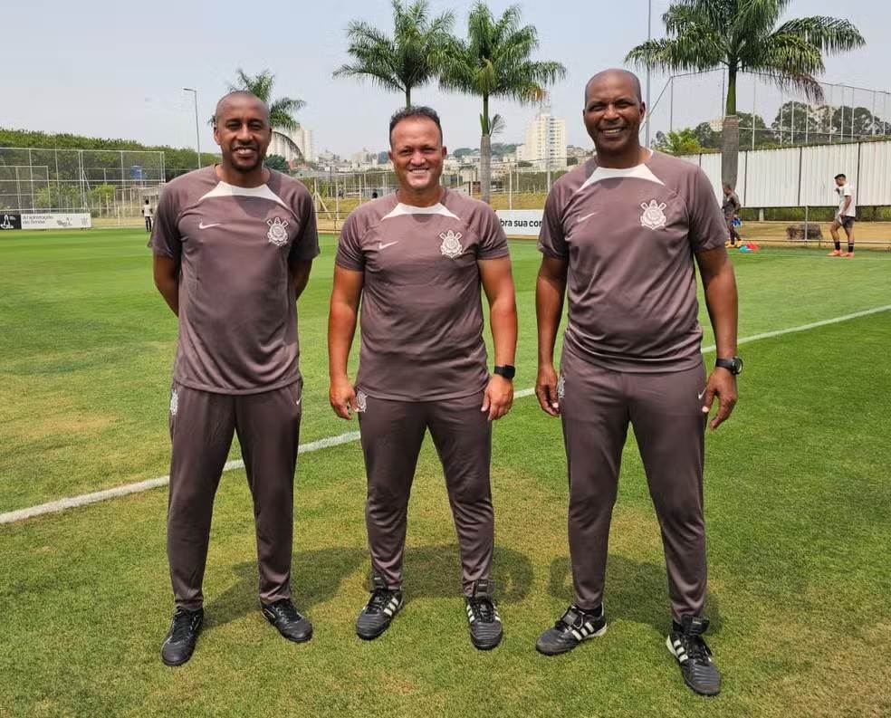 Nen, Juliano Dutra e Orlando Ribeiro posam aps acerto com o Corinthians  Foto: Carlos Freitas/Agncia Corinthians