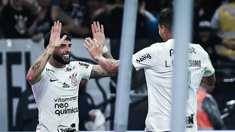 Yuri Alberto e Lucas Verssimo comemoram gol do Corinthians Imagem: Fabio Giannelli/AGIF