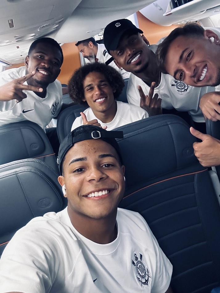 Delegao do Corinthians a caminho de Natal para partida da Copa do Brasil  Foto: Reproduo