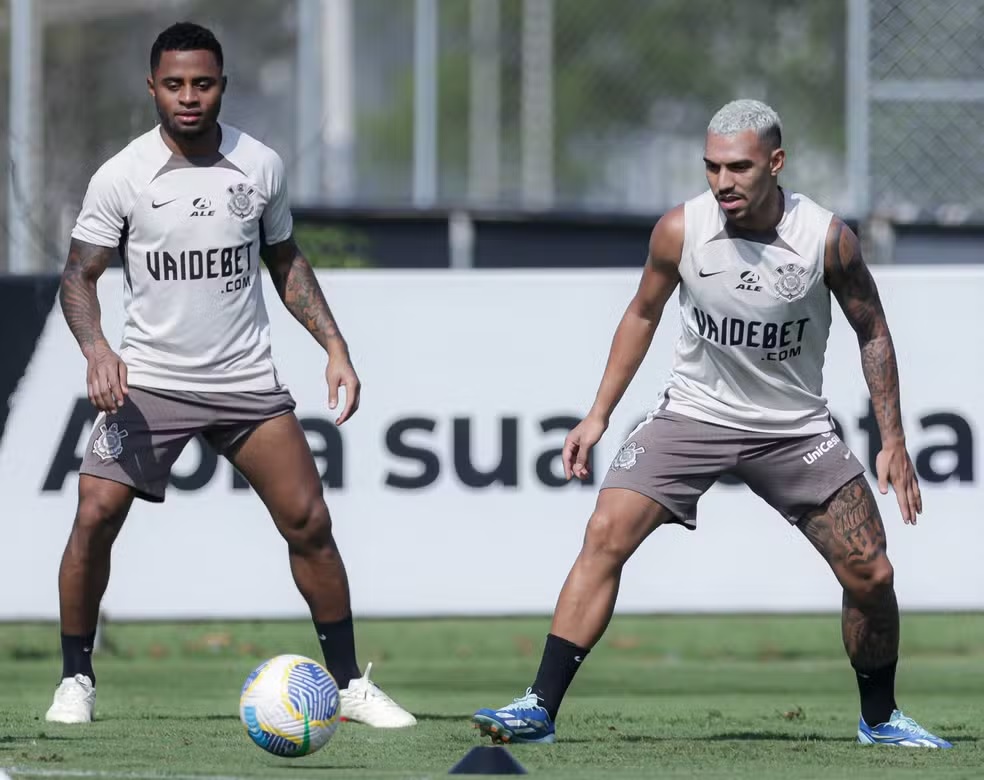  Diego Palacios e Matheuzinho treinando com bola Foto: Rodrigo Coca/Agncia Corinthians