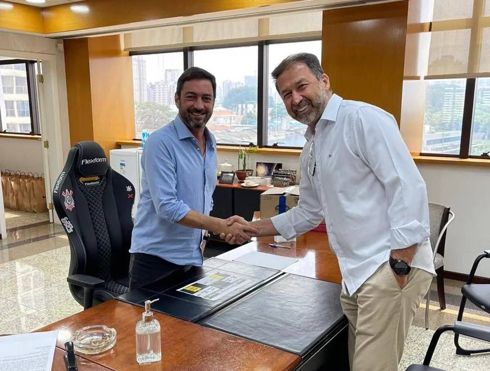 Duilio Monteiro Alves e Augusto Melo se reuniram no Corinthians nesta segunda-feira  Foto: Divulgao