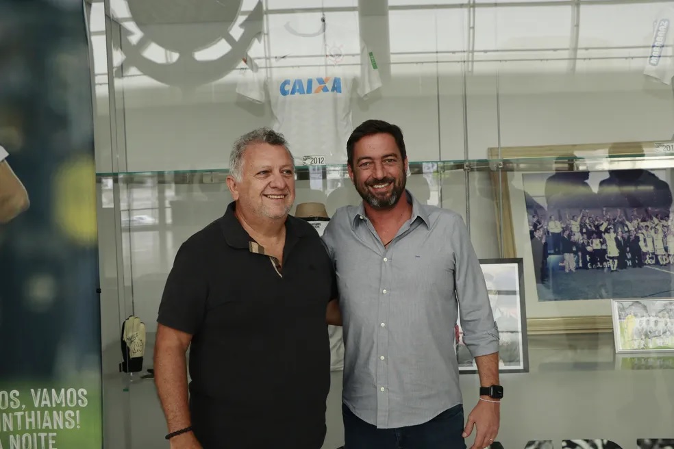 Duilio Monteiro Alves recebe Carlos Vieira, presidente da Caixa, na Arena do Corinthians  Foto: Rubens Machado