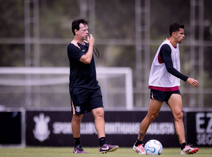 Fernando Diniz em treino com a equipe -  Foto: Rodrigo Coca/Ag�ncia Corinthians