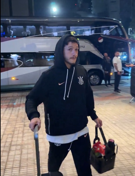 Rodrigo Garro desembarcando em Belo Horizonte Foto: Ag Corinthians