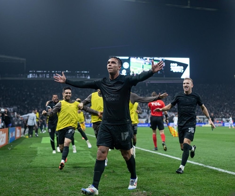 Atacante Giovane comemorand o gol que depois foi anulado  Foto: Rodrigo Coca / Ag.Corinthians