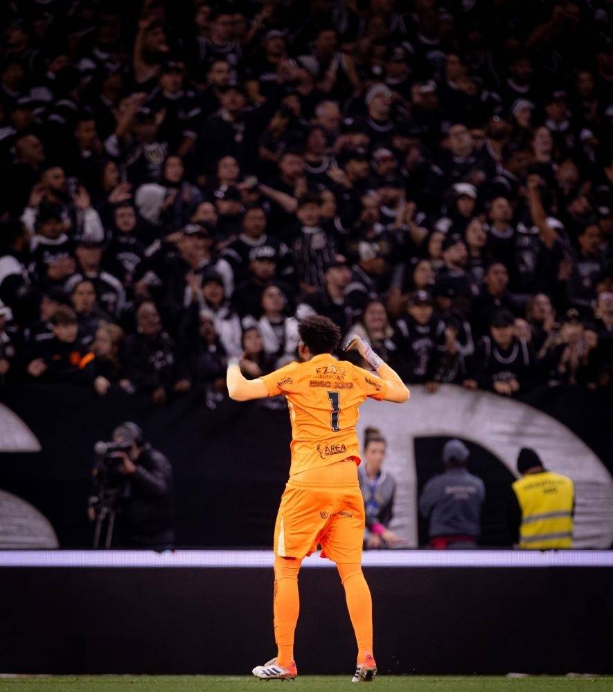 Hugo Souza cumprimenta a torcida no fim da partida � Foto: Rodrigo Coca/Ag Corinthians