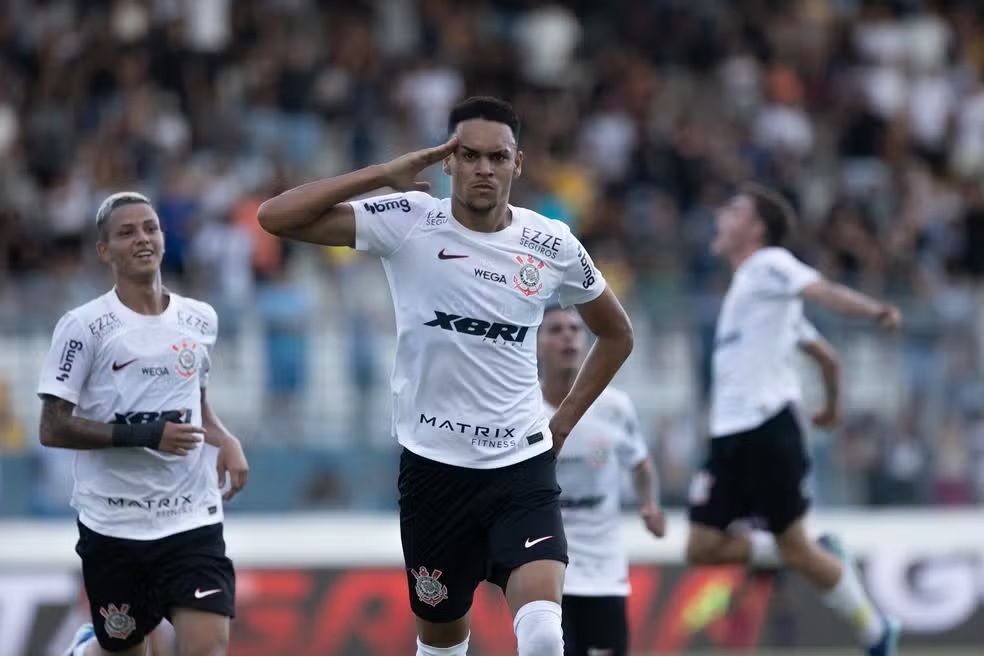 Joo Pedro Tchoca faz gol do Corinthians contra o Bangu, pela Copinha  Foto: Leonardo Lima/AGIF