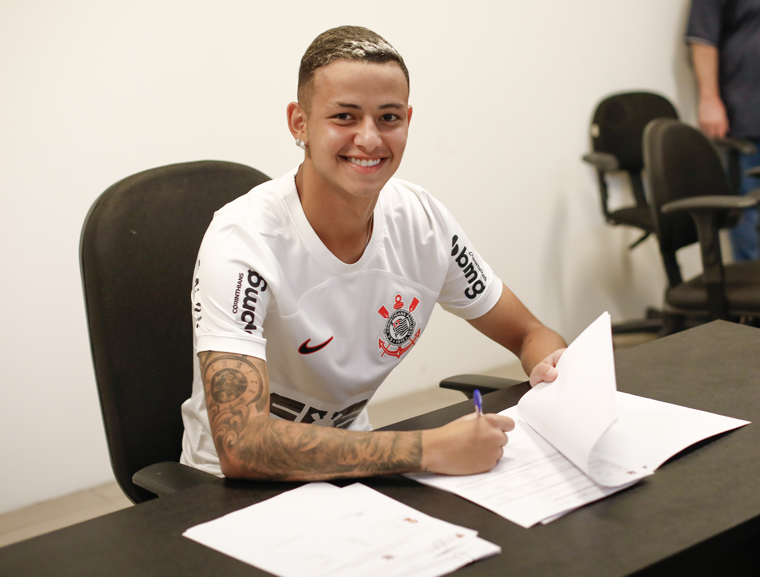 Kayke Ferrari assinando novo vinculo    - Foto:Rodrigo Gazzanel/AG Corinthians