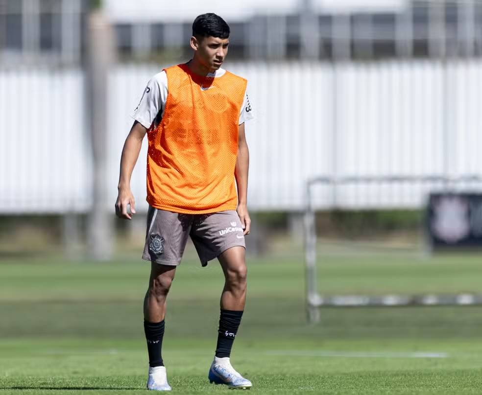 Luiz Eduardo em treino com os profissionais do Corinthians  Foto: Rodrigo Coca / Ag.Corinthians