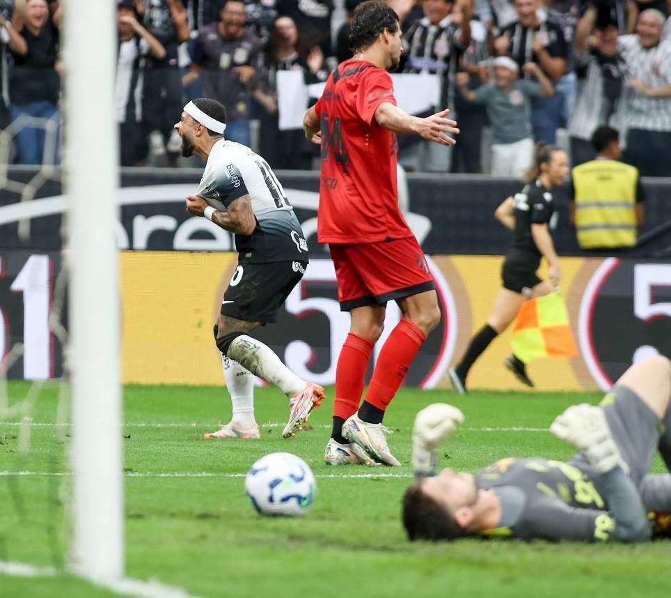 Memphis comemorando o gol da virada do Corinthians - Foto: Rodrigo Gazzanel/Ag Corinthians