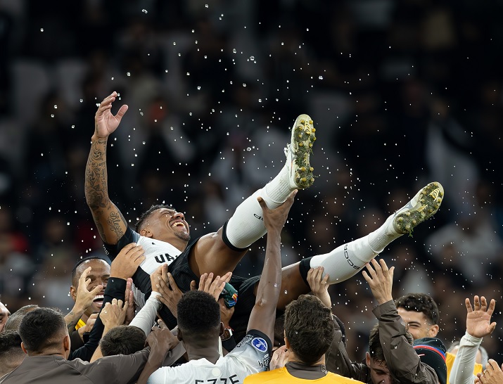 Elenco homenageia Paulinho jogando para o alto em sua ltima partida Foto: Rodrigo Coca/Agncia Corinthians