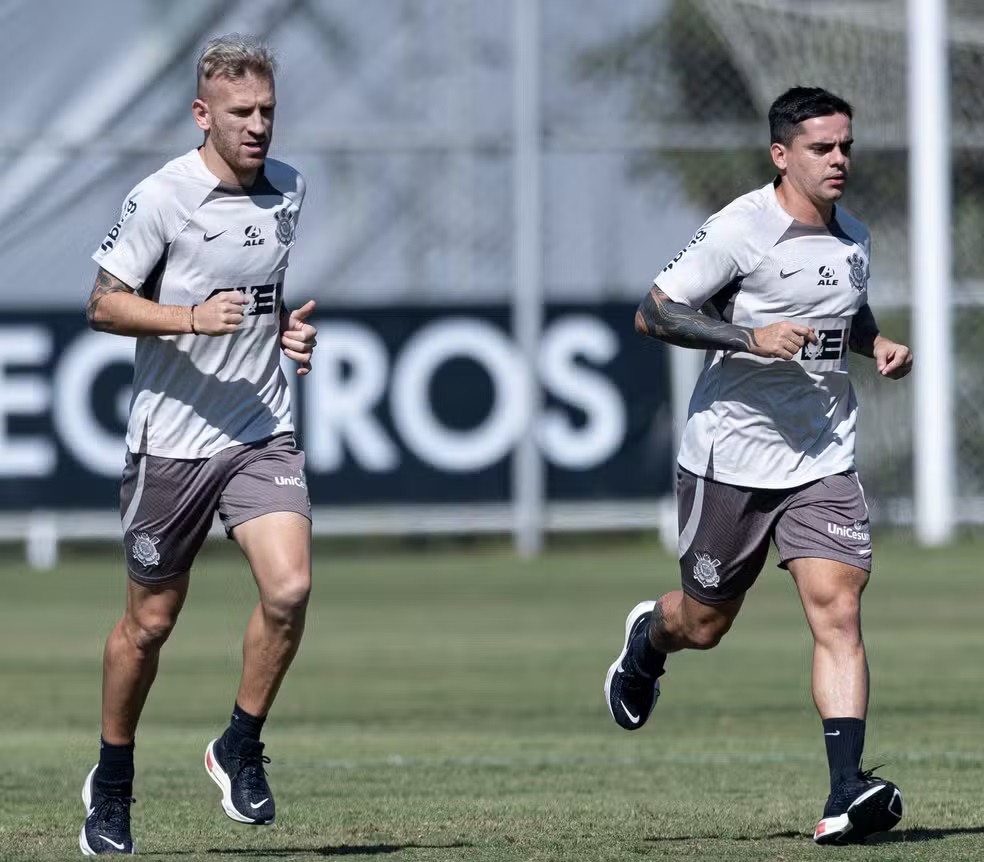 Pedro Henrique e Fagner treinam no Corinthians  Foto: Rodrigo Coca/Agncia Corinthians