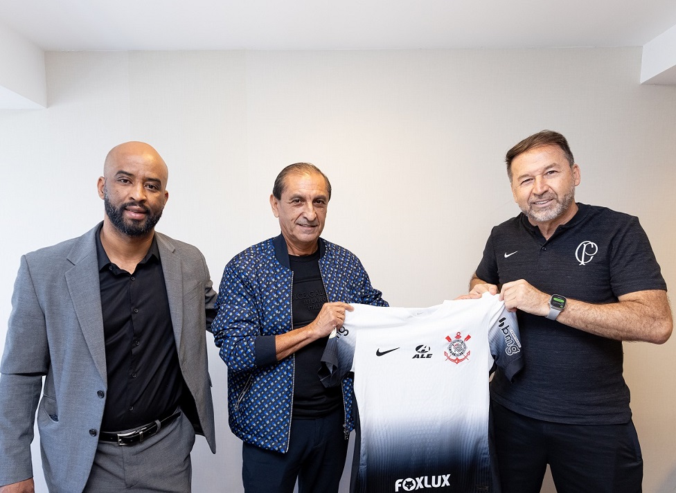 Fabinho Soldado ao lado Ramon Diaz e Augusto Melo   Foto: Rodrigo Coca/Agncia Corinthians