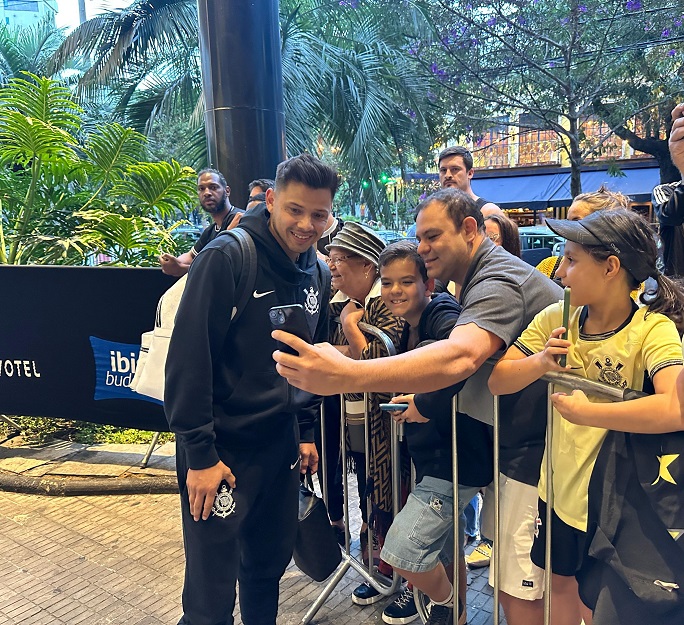 Romero fazendo selfie com um f na entrada do Hotel em Belo Horizonte - Foto: Gustavo Vasco