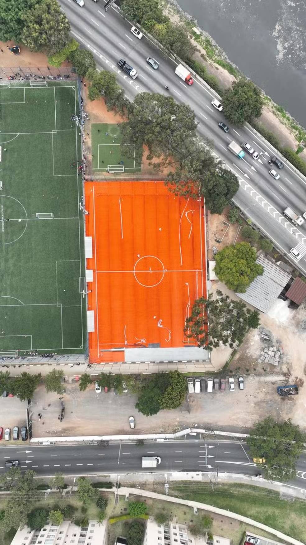 Novo campo do Parque So Jorge simula a cor do terro  Foto: Leonardo Pereira / @lecrazyofc