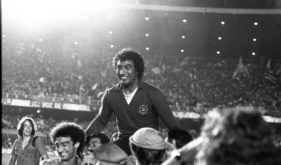 Tobias comemorando o titulo de 1977   Foto: Acervo Corinthians