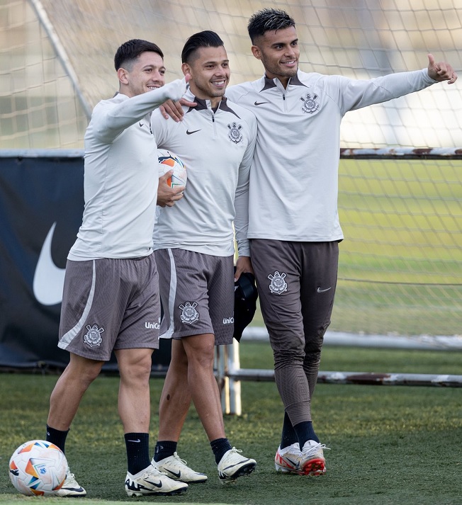 Os gringos do time em treino  Foto: Rodrigo Coca/Agncia Corinthians