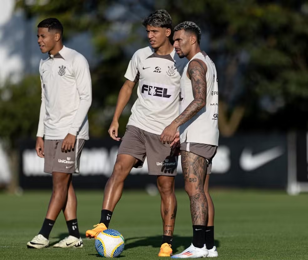 Wesley, Matheuzinho e Caetano no treino do Corinthians  Foto: Rodrigo Coca/Agncia Corinthians