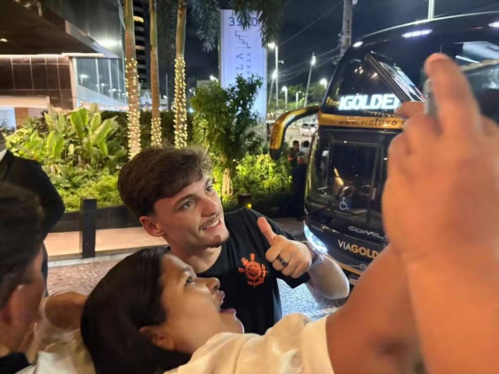 Breno Bidon tira foto com torcedora na porta de hotel onde elenco do Corinthians est� hospedado em Fortaleza � Foto: Matheus Ribeiro
