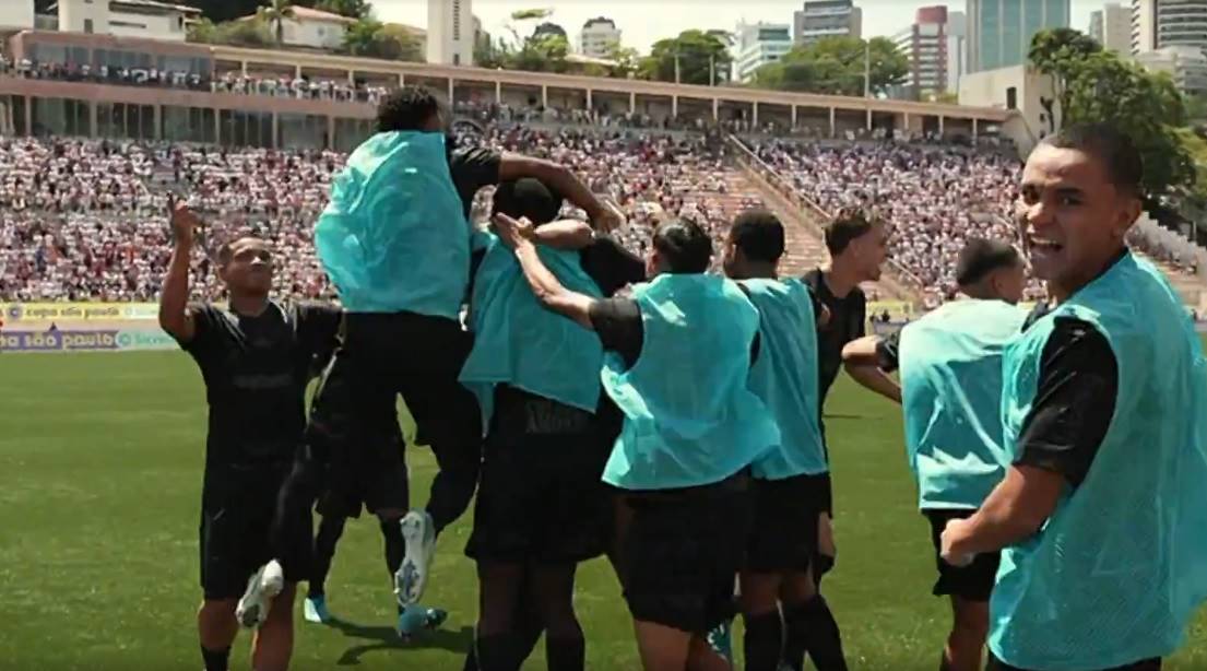 Elenco sub-20 comemorando o primeiro gol marcado na final da copinha Foto: Reproduo