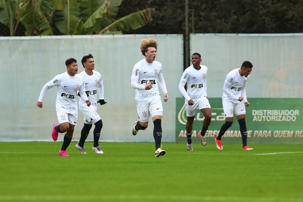 Corinthians comemorando o gol de empate de Franco   Foto: Rodrigo Fatturi / Grmio FBPA