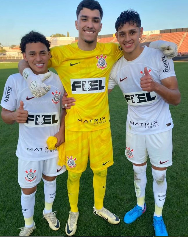 Goleiro Matheus Corra e os dois marcadores do sbado - Foto AG Corinthians