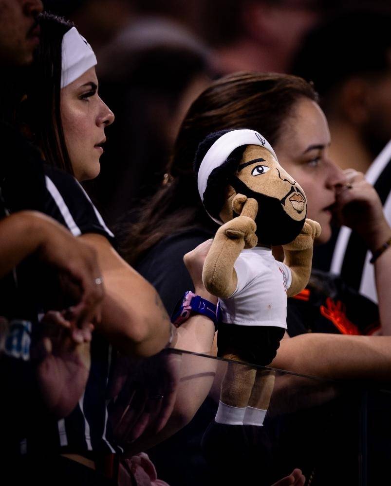Torcedora do Corinthians com um boneco do Memphios - foto: Rodrigo Coca/Ag�ncia Corinthians