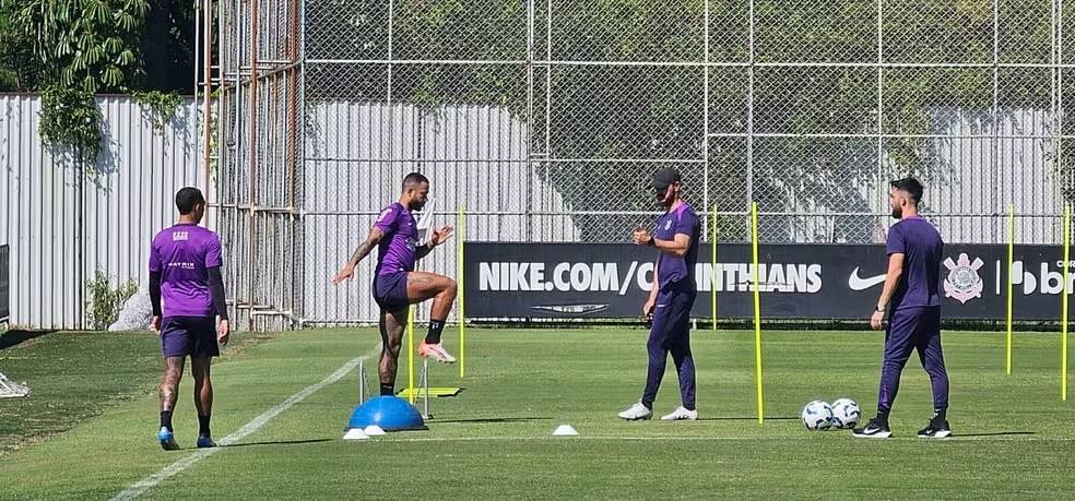 Memphis Depay e Matheuzinho em trabalho com a equipe de fisioterapia do Corinthians  Foto: Yago Rud
