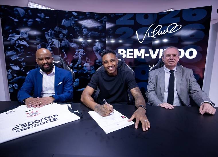 Vitinho assinando o contrato entre Fabinho Soldado e Osmar Stabile - foto: Foto: Rodrigo Coca/Agncia Corinthians